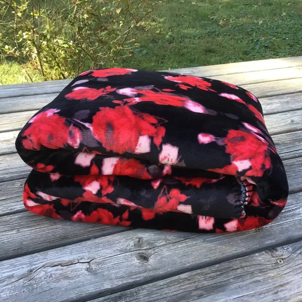 Victoria’s Secret Bold Black & Crimson Floral Sherpa Throw Blanket *RARE*